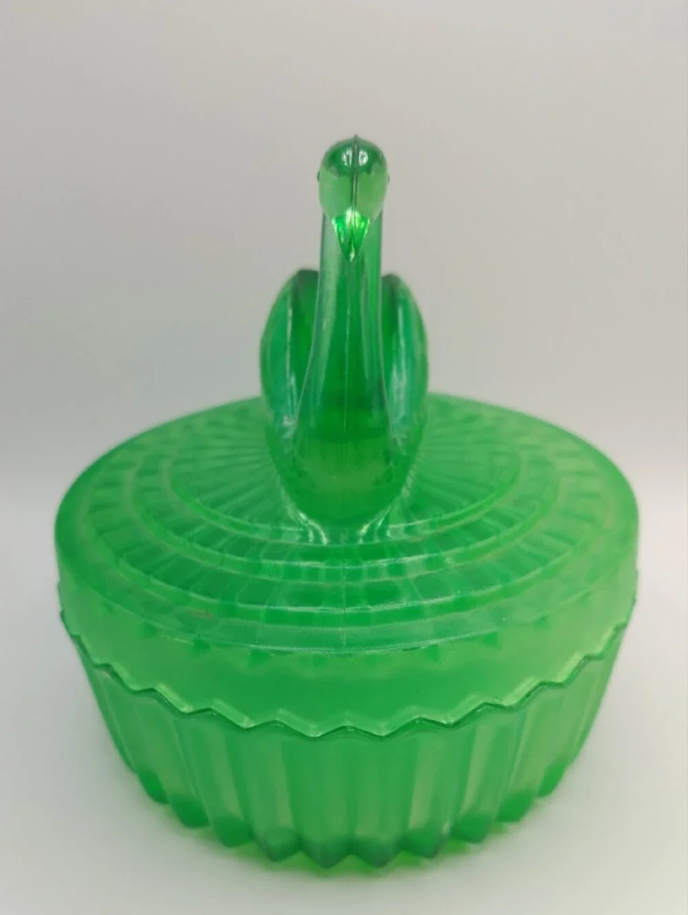 Vintage Green Flashed Glass Swan Powder/Jewelry Box 5